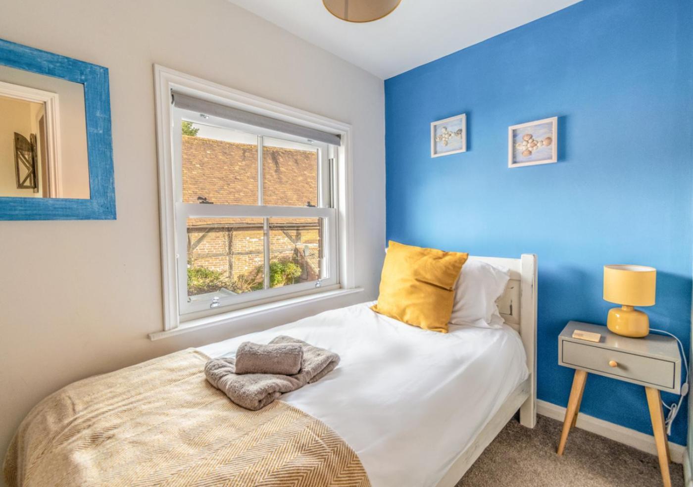 Stylish 2 Bedrooms Cosy & Bright Cottage, Pet Friendly, Sleeps 5, Titchfield Village - Summer Special Offer!! - By Blue Puffin Stays ภายนอก รูปภาพ