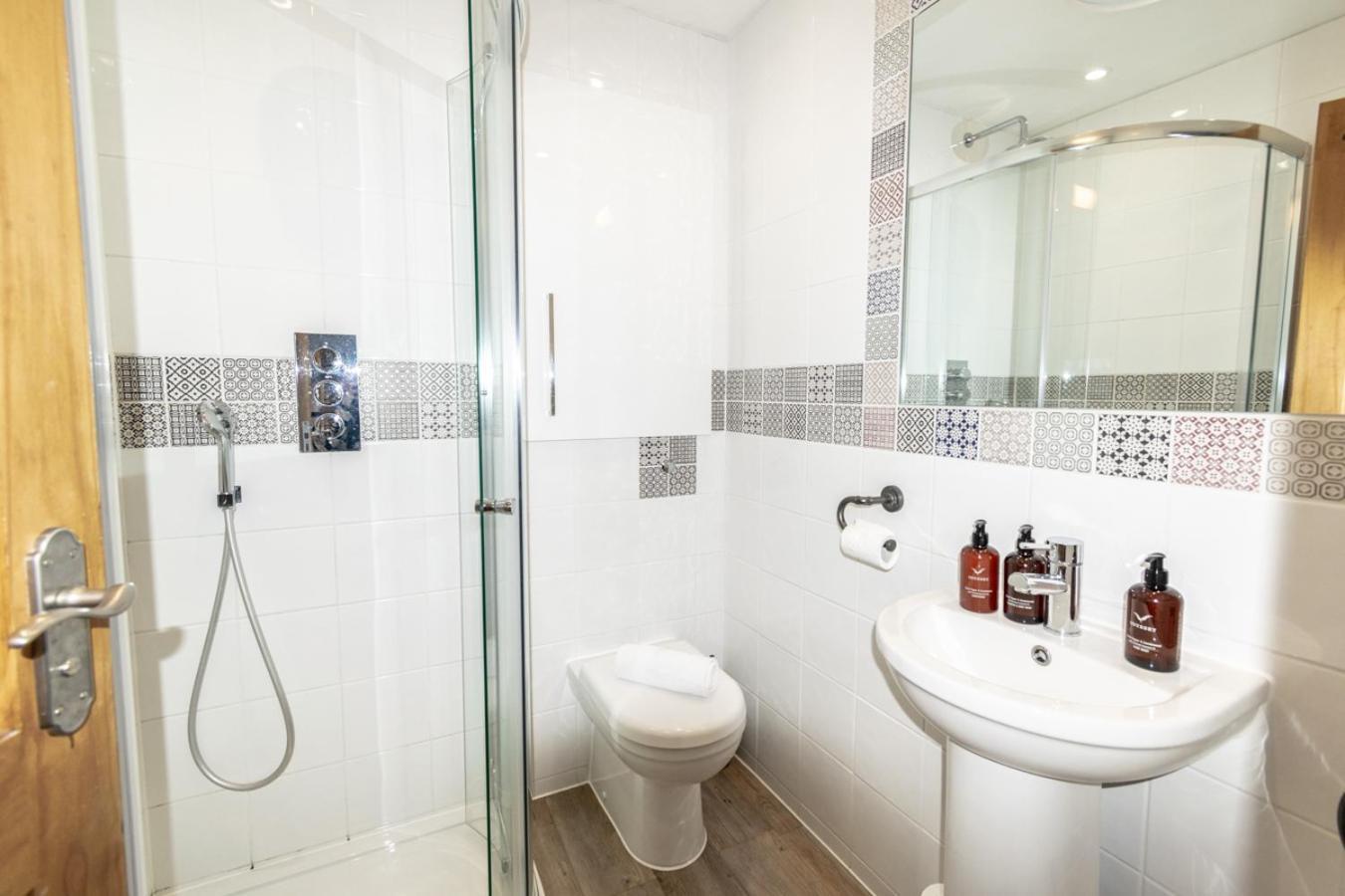 Stylish 2 Bedrooms Cosy & Bright Cottage, Pet Friendly, Sleeps 5, Titchfield Village - Summer Special Offer!! - By Blue Puffin Stays ภายนอก รูปภาพ