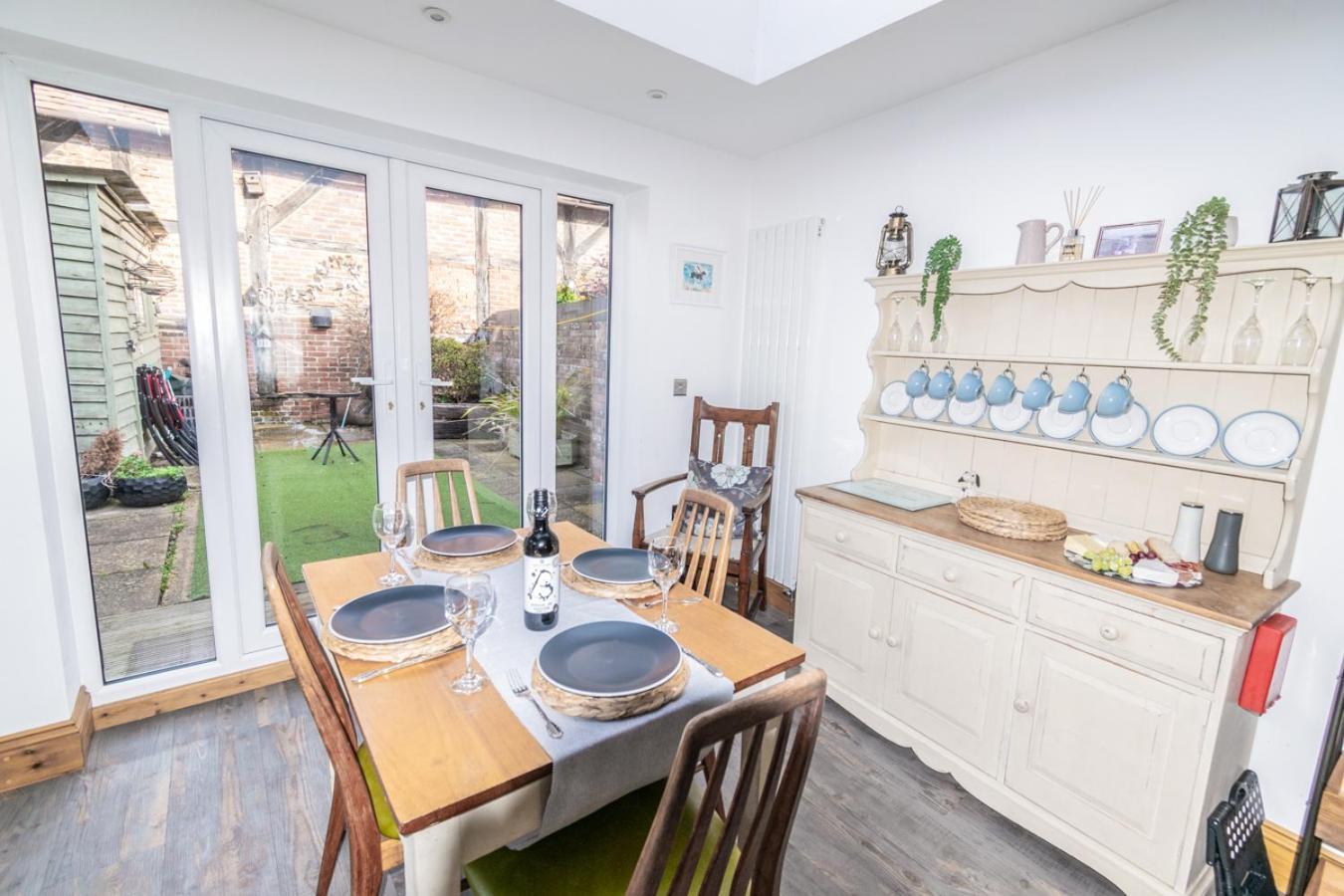 Stylish 2 Bedrooms Cosy & Bright Cottage, Pet Friendly, Sleeps 5, Titchfield Village - Summer Special Offer!! - By Blue Puffin Stays ภายนอก รูปภาพ
