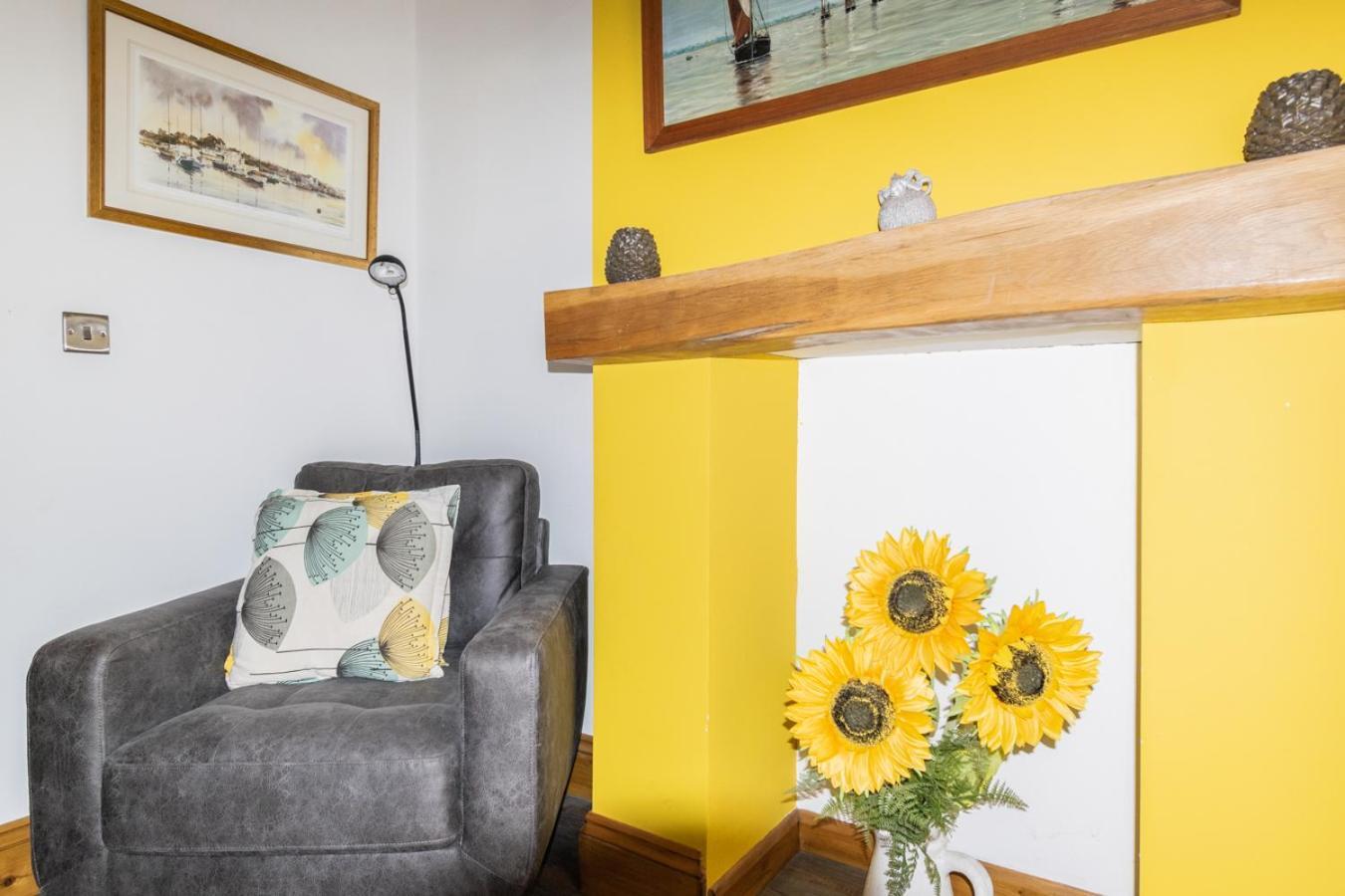 Stylish 2 Bedrooms Cosy & Bright Cottage, Pet Friendly, Sleeps 5, Titchfield Village - Summer Special Offer!! - By Blue Puffin Stays ภายนอก รูปภาพ