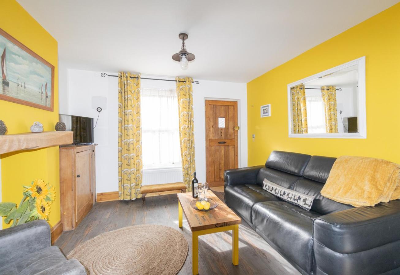 Stylish 2 Bedrooms Cosy & Bright Cottage, Pet Friendly, Sleeps 5, Titchfield Village - Summer Special Offer!! - By Blue Puffin Stays ภายนอก รูปภาพ