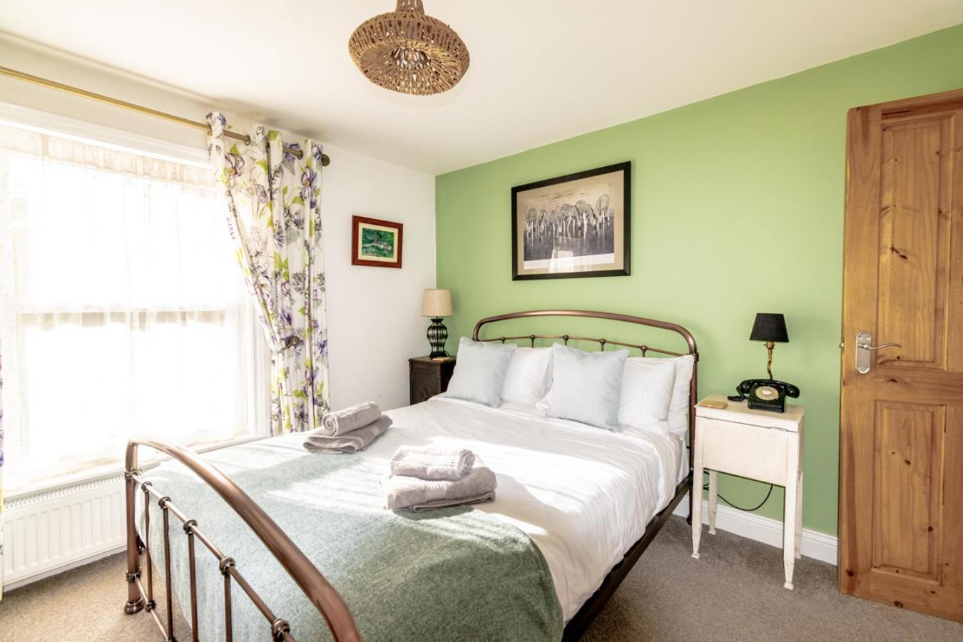 Stylish 2 Bedrooms Cosy & Bright Cottage, Pet Friendly, Sleeps 5, Titchfield Village - Summer Special Offer!! - By Blue Puffin Stays ภายนอก รูปภาพ