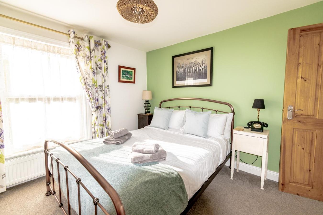 Stylish 2 Bedrooms Cosy & Bright Cottage, Pet Friendly, Sleeps 5, Titchfield Village - Summer Special Offer!! - By Blue Puffin Stays ภายนอก รูปภาพ